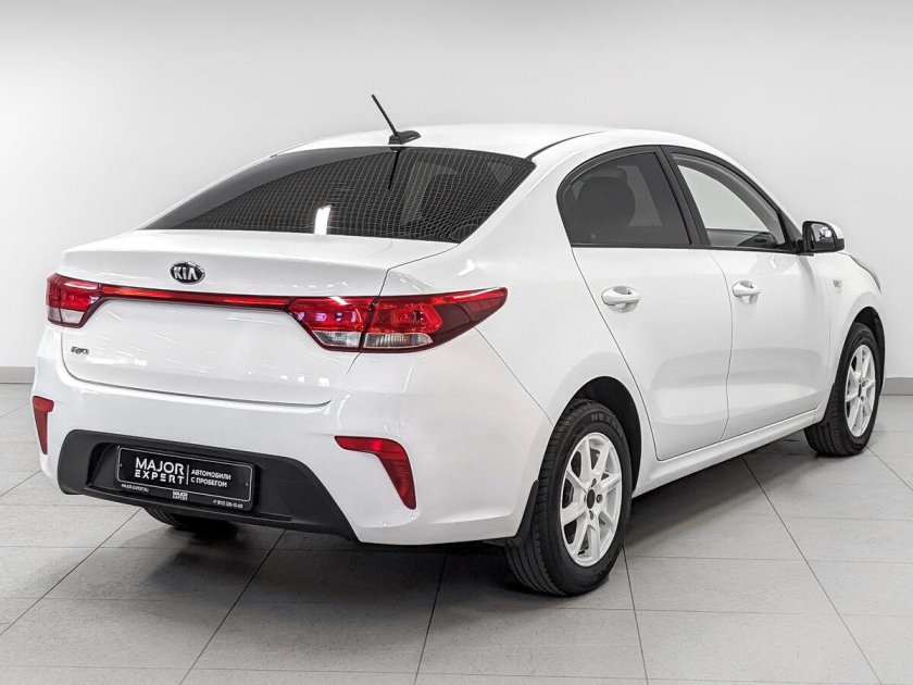 Белая киа рио