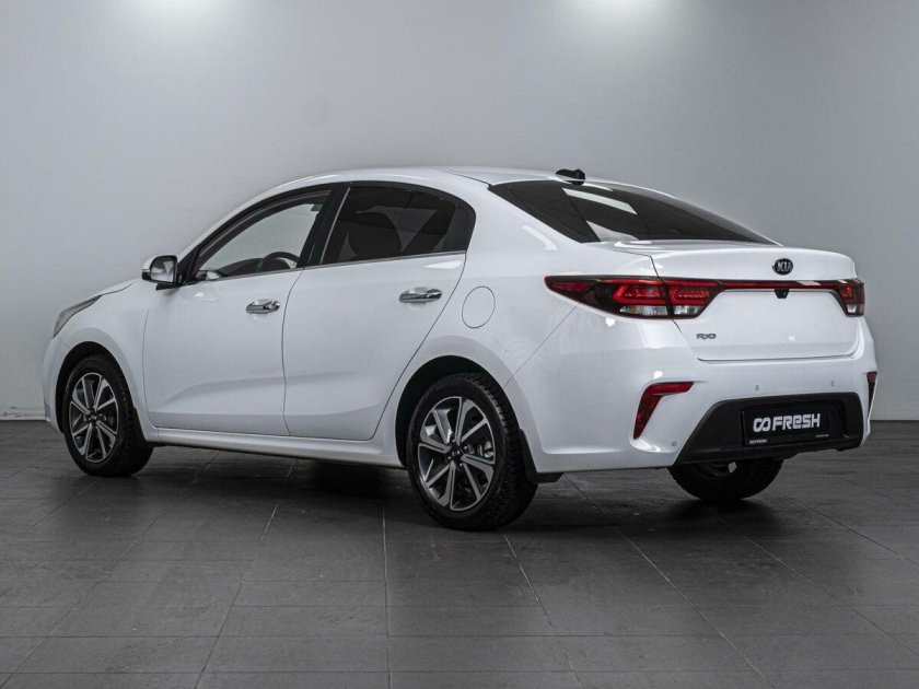 Белая киа рио