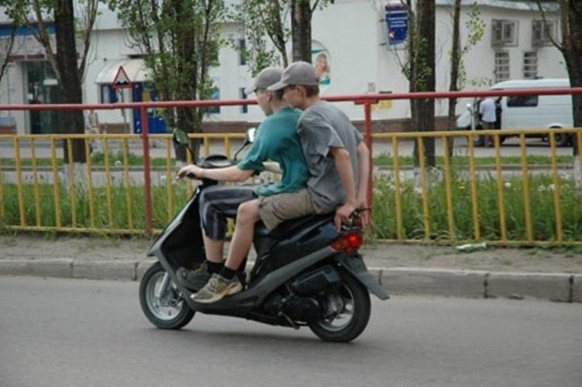 Подросток на мопеде