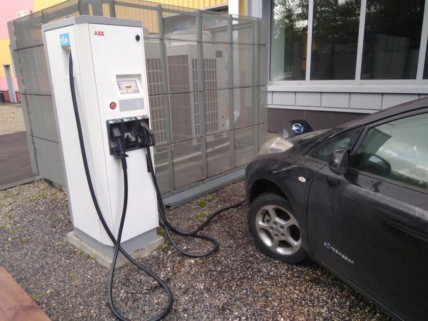Nissan Leaf ze1 на зарядке