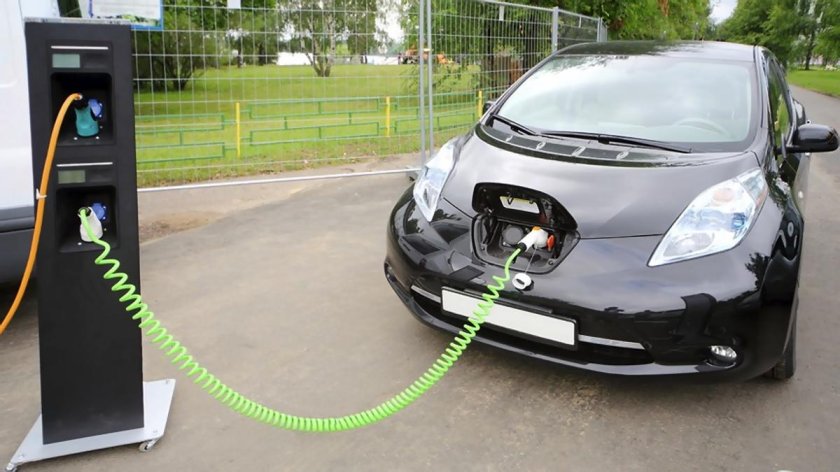 Электромобиль Тесла на зарядке