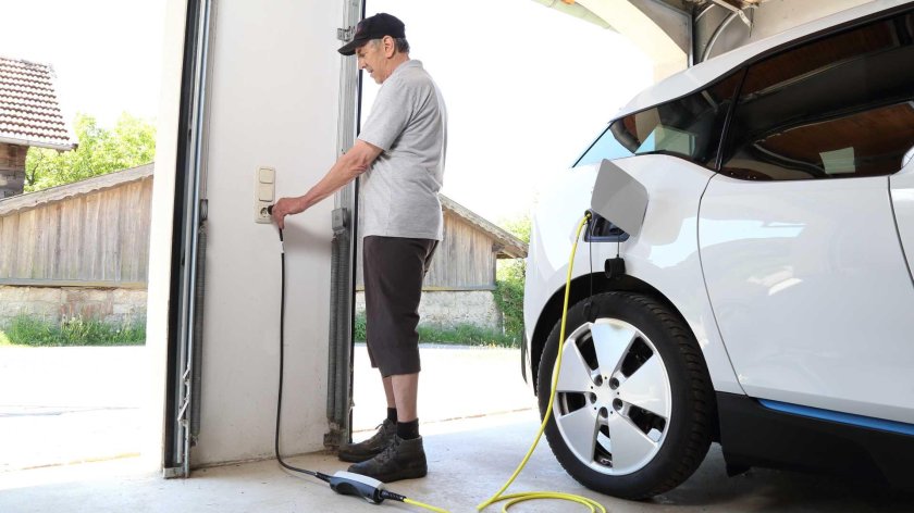 Зарядка для электромобиля в подземном паркинге