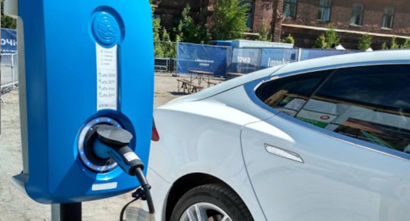 Электромобиль Тесла на зарядке