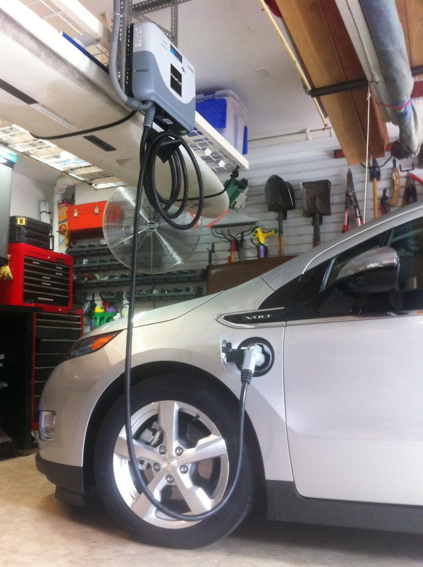 Зарядка для электромобиля в гараже