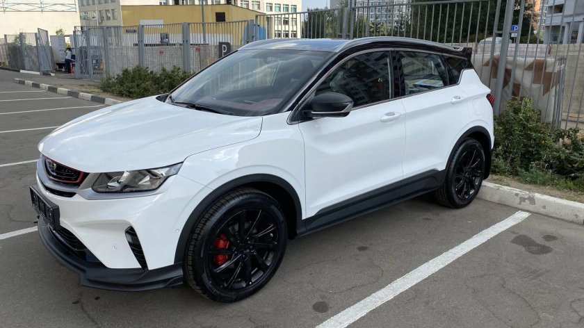 Geely Coolray белый с черной крышей