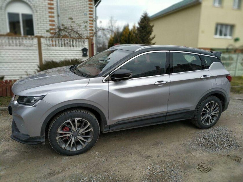 Geely Coolray серебристый