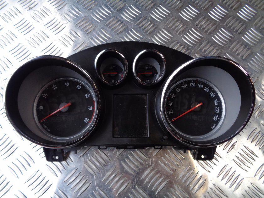 Опель Астра панель приборов