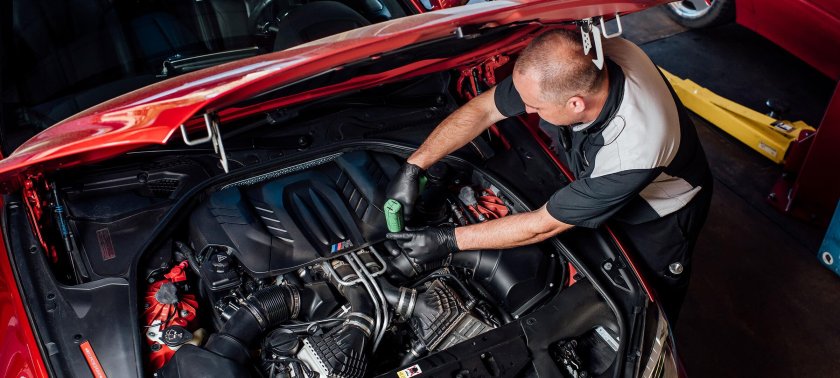 Машина в автосервисе