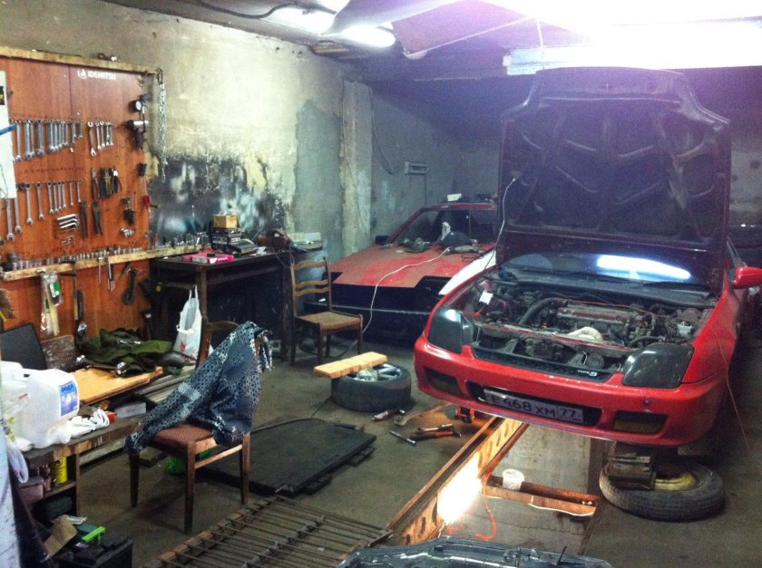 Машина в гараже