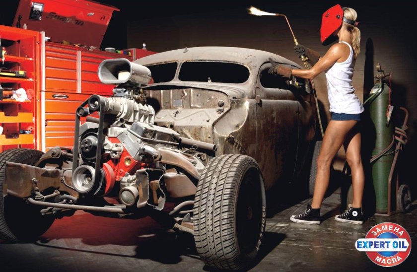 Девушка автомеханик