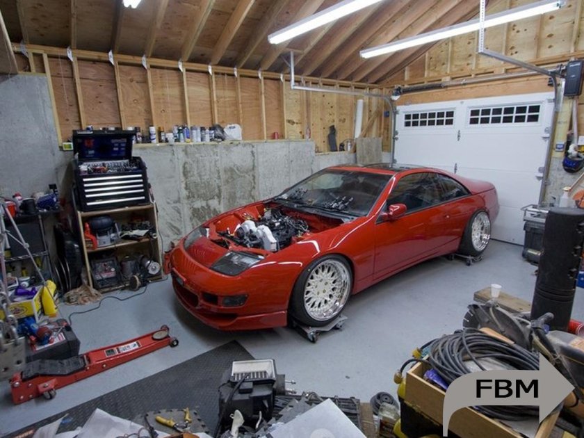 Машина в гараже