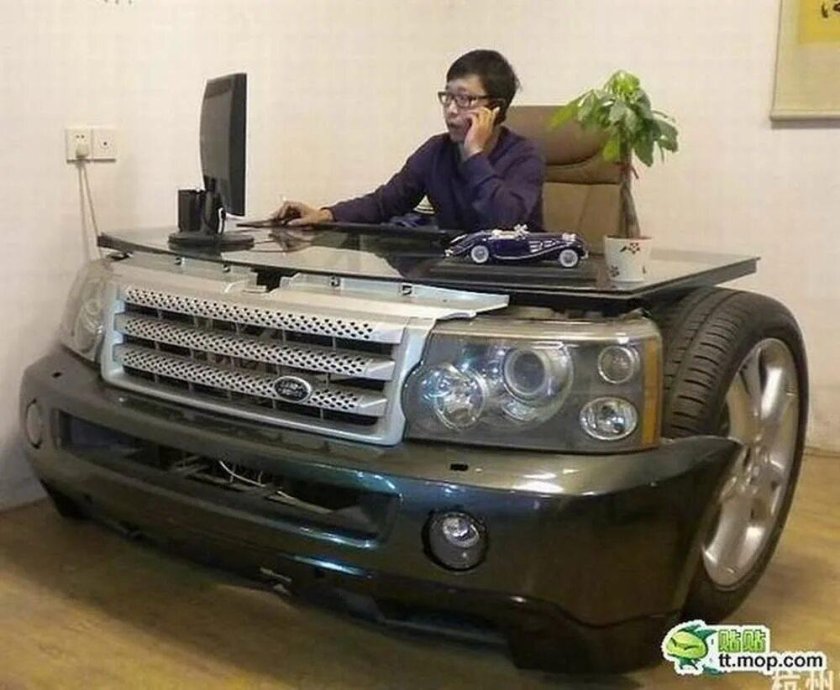 Стол в виде машины