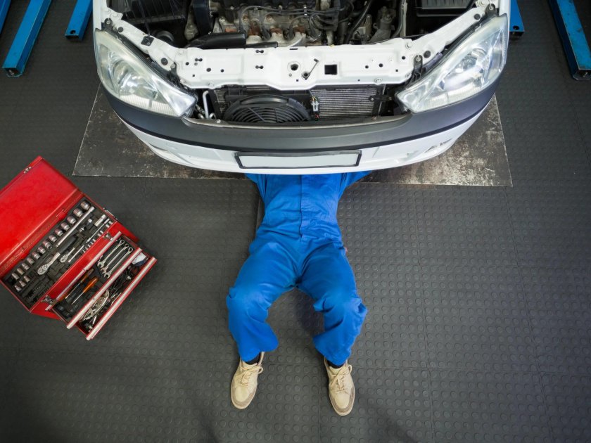 Автомеханик под машиной