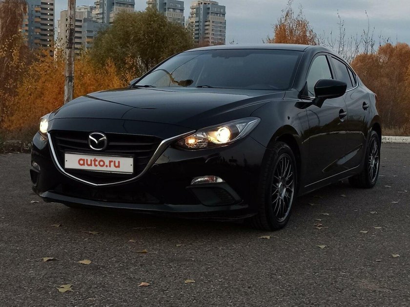 Черная мазда 3