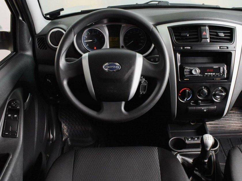 Datsun Mido салон
