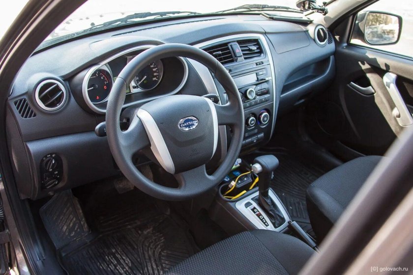 Datsun Mido салон