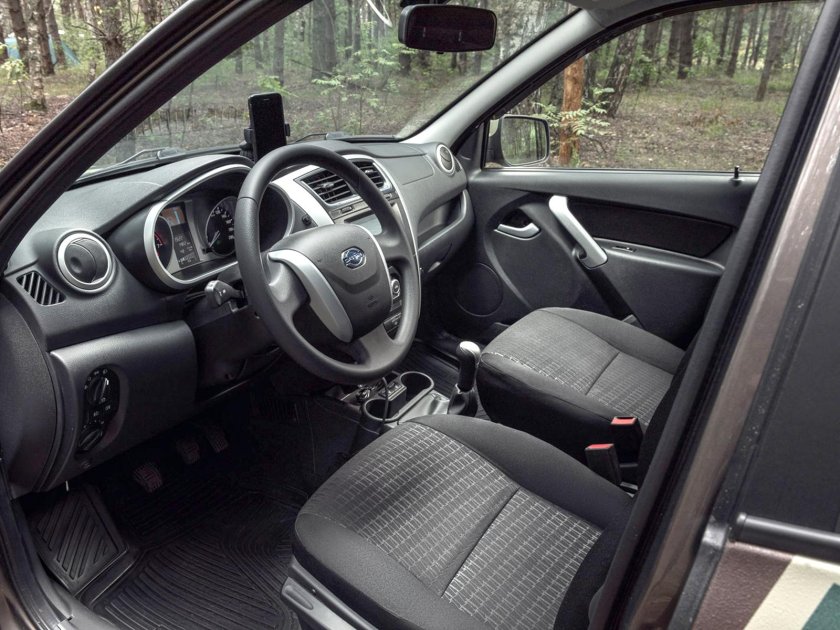 Datsun Mido салон