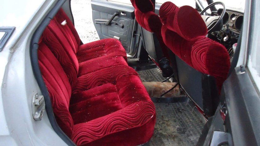 ГАЗ 31029 красный салон