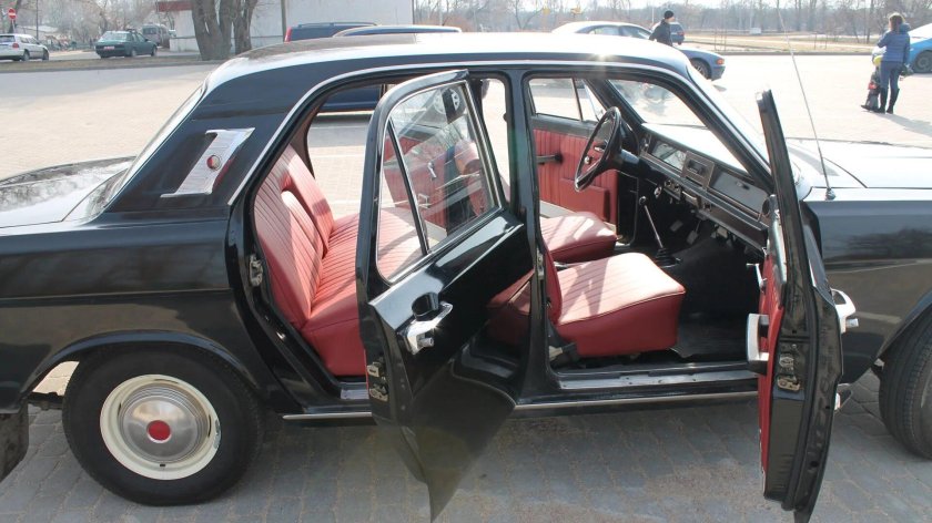 ГАЗ 24 красный салон
