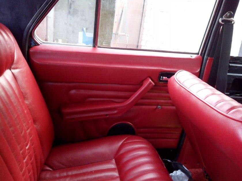 ГАЗ 2410 красный салон