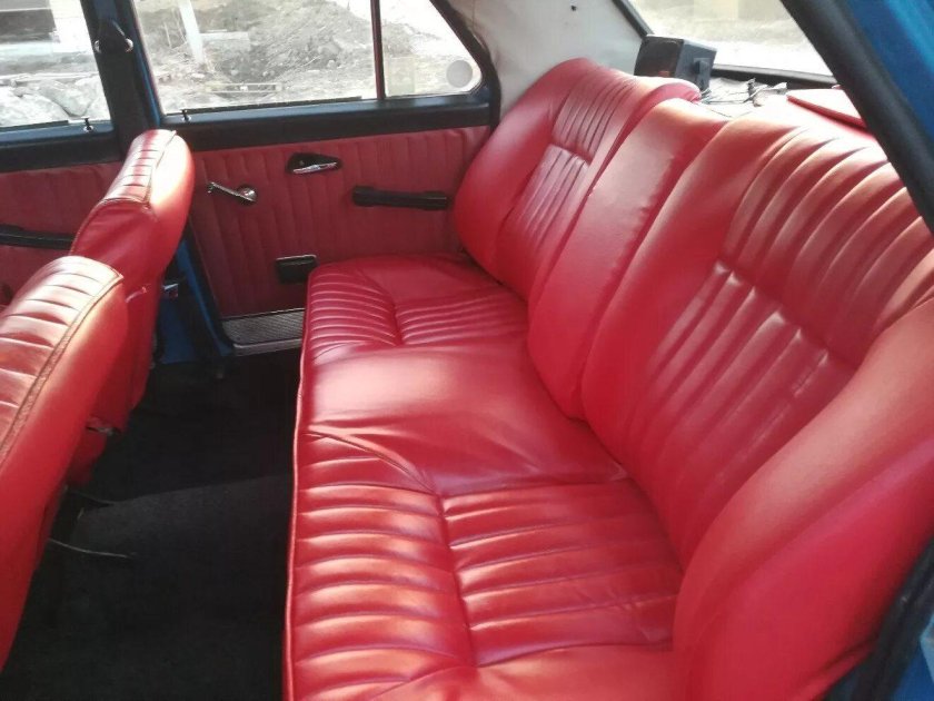 ГАЗ 24 красный салон сзади