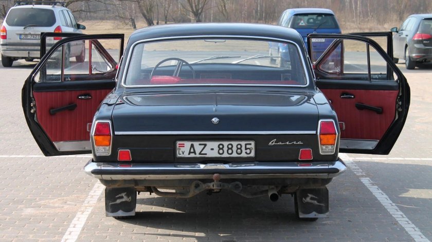 ГАЗ 24 черная с красным салоном