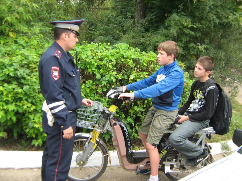 Школьник на мопеде