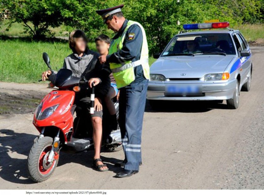 Скутер на дороге