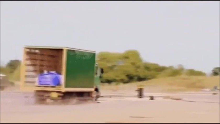 Грузовик врезается гиф