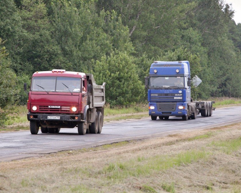 КАМАЗ на дороге