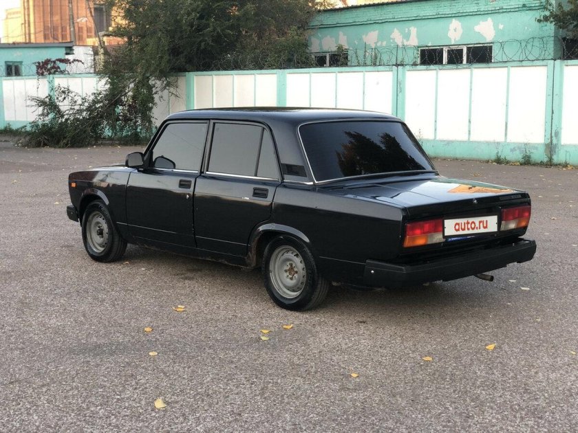 Черная Лада ВАЗ 2107