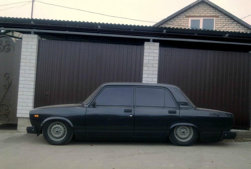 Белая ВАЗ 2107 на болотных штампах