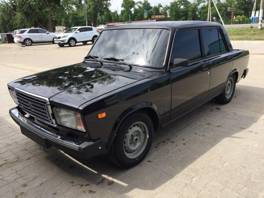 Черная Лада ВАЗ 2107