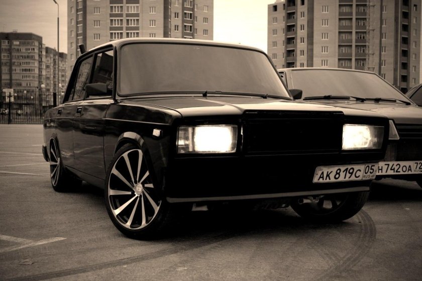 ВАЗ 2107 тюнинговый черный