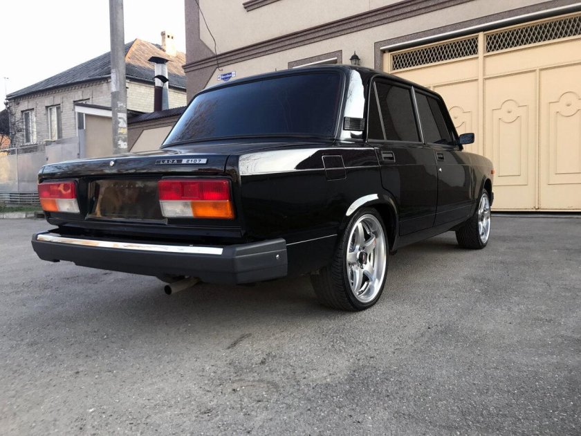 ВАЗ 2107 черный глянец