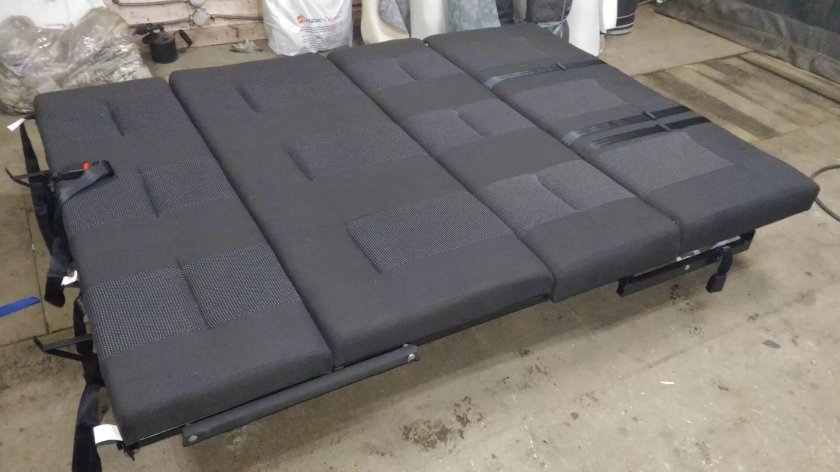 Раскладной диван в УАЗ Хантер