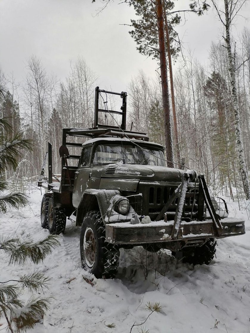 Урал 4320 лесовоз в лесу