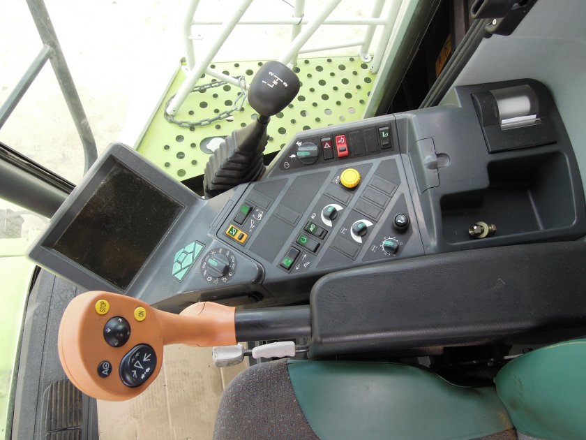 CLAAS Mega 360 кабина