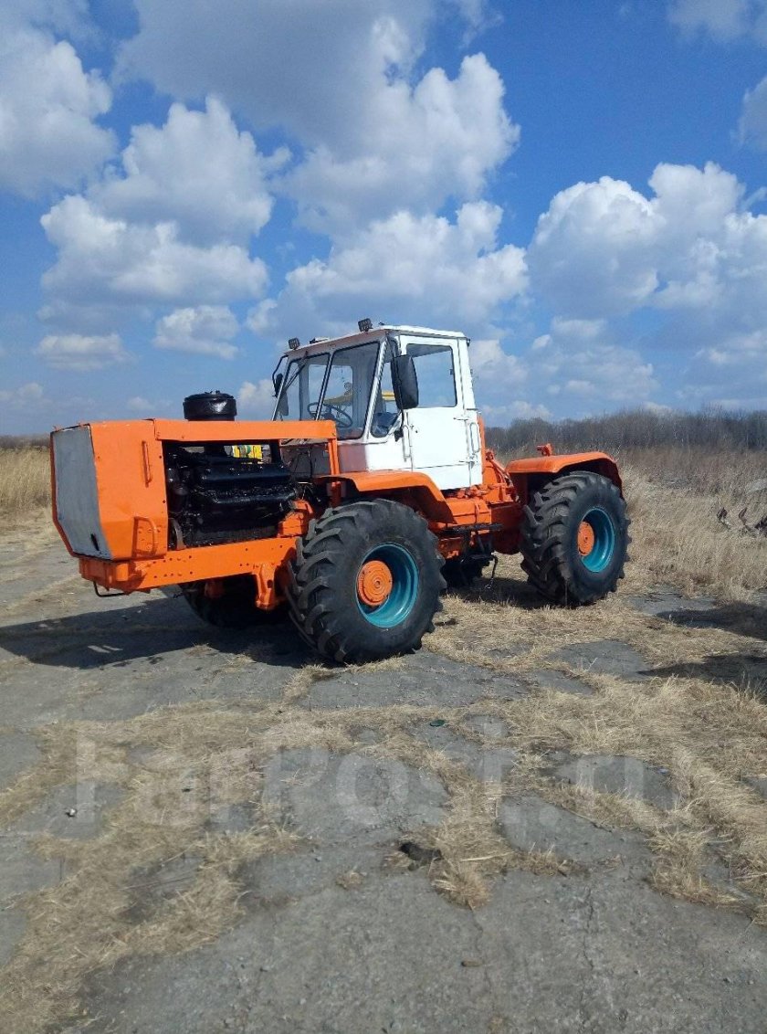 Т-150 трактор колесный морковный цвет