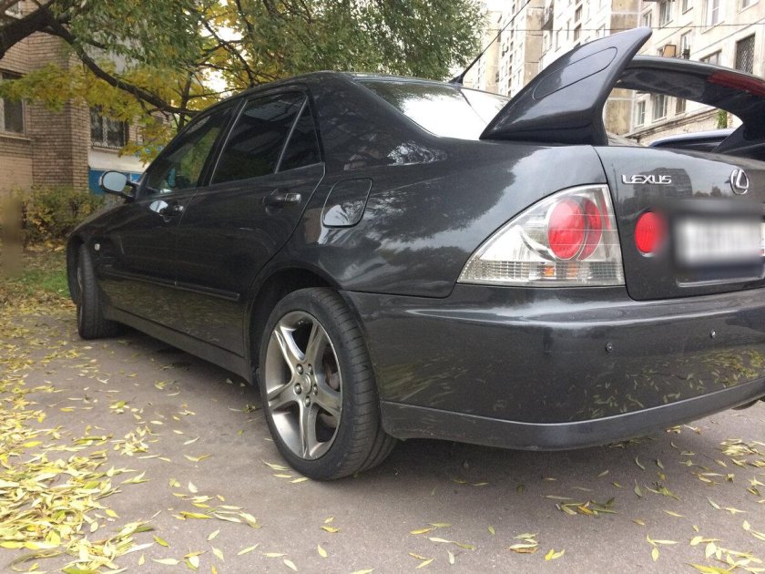 Лексус is 200 1999