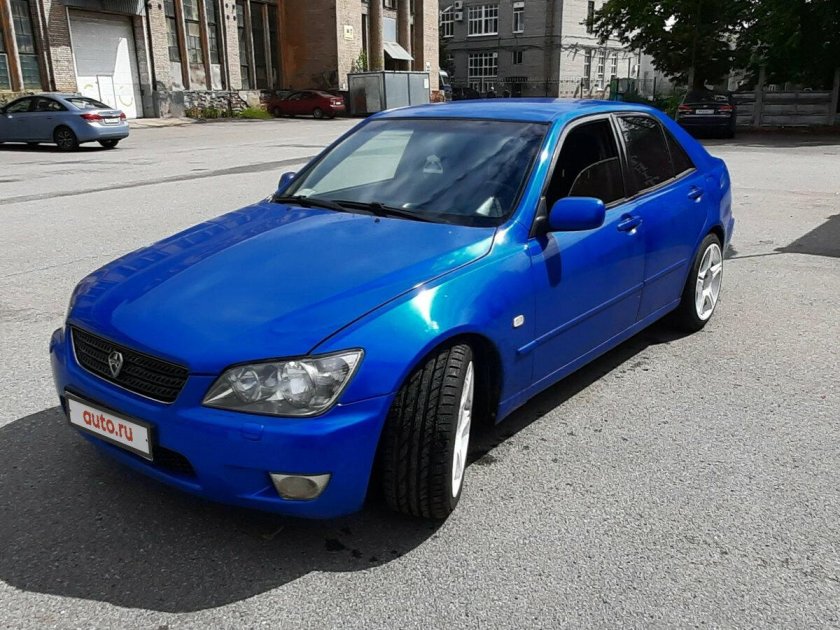 Lexus is 200 2003