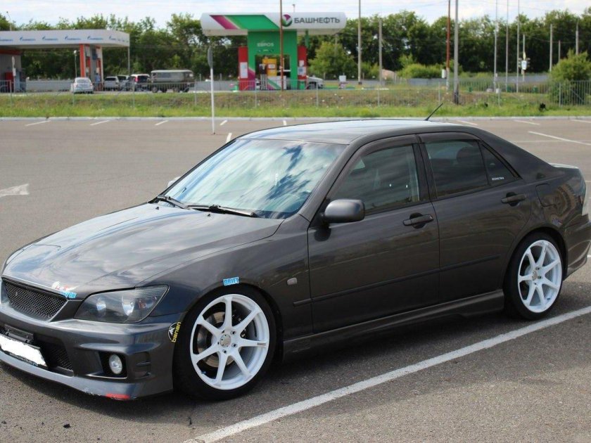 Лексус is200 2000