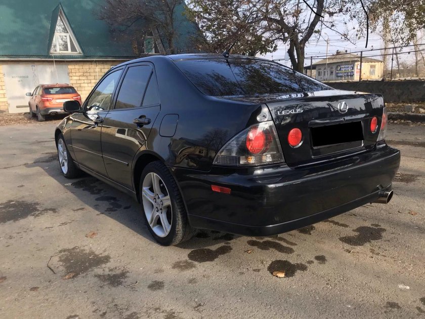 Lexus is 300 2000