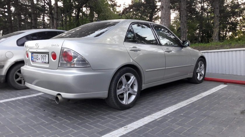 Lexus is 200 2003