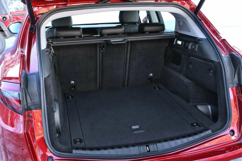 Alfa Romeo Stelvio багажник