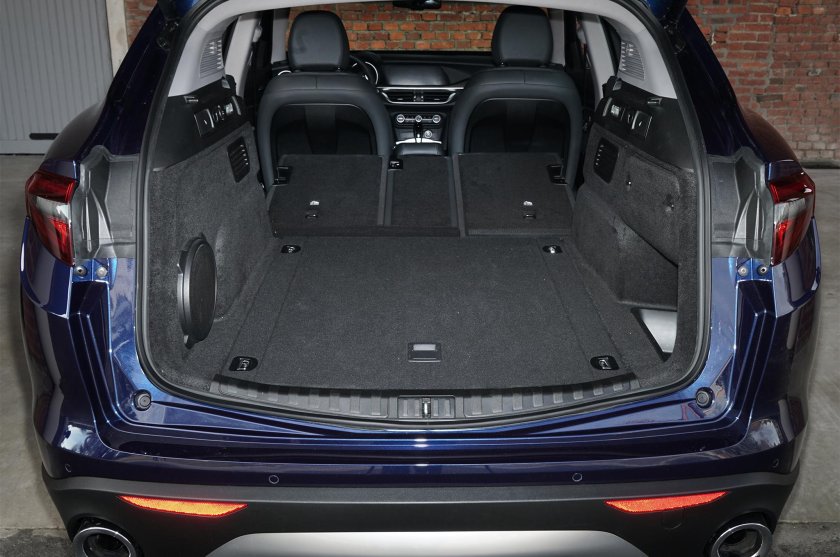 Альфа Ромео Стельвио багажник