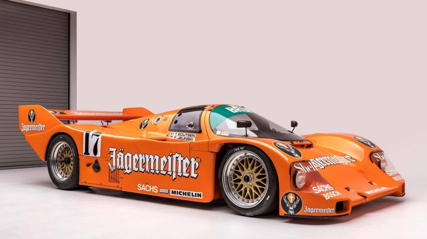 Оранжевая гоночная машина