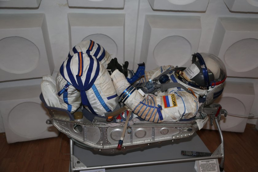 Скафандр Сокол в кресле Казбек