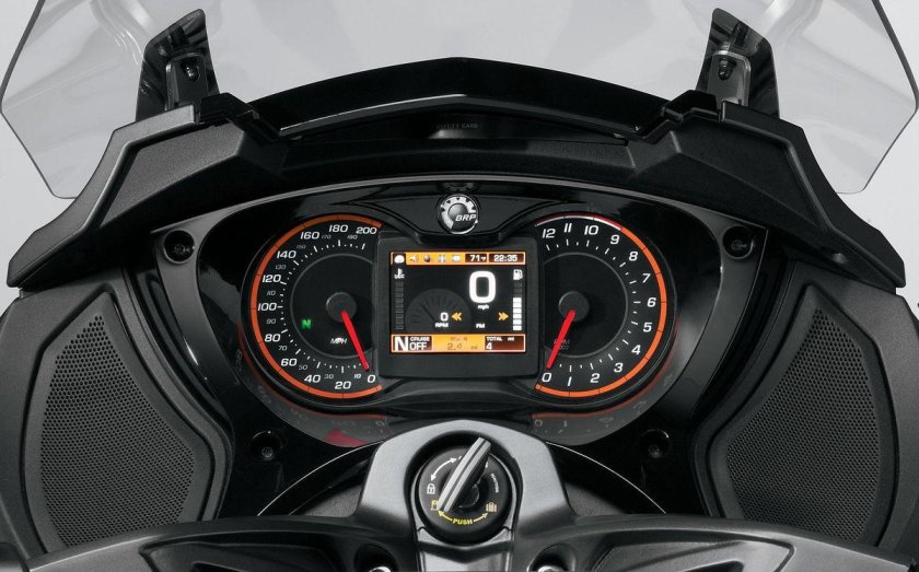 Приборная панель BRP Spyder