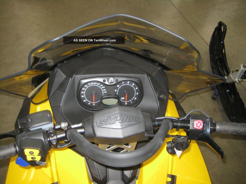 BRP Скандик 550 приборная панель